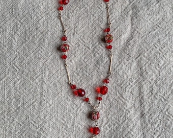 Collier vintage rose tchécoslovaque peint à la main en perles rouges