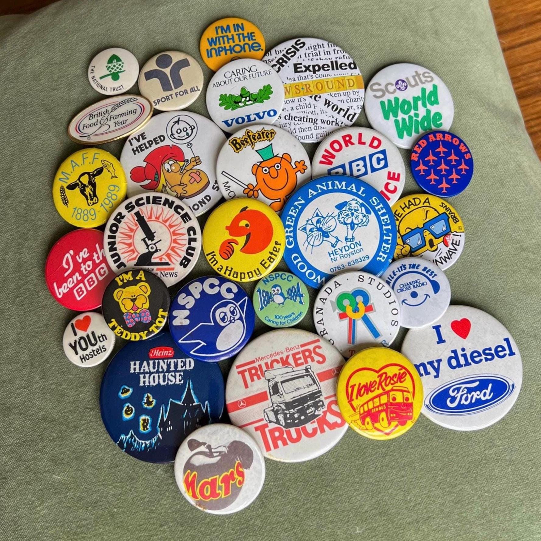 Vintage Travel Pin Badges: Retro 70s-80s Collectible Souvenirs