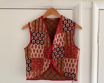 Gilet gilet trapuntato con motivo patchwork paisley vintage