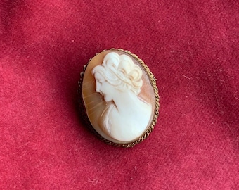 Vintage cameo broche