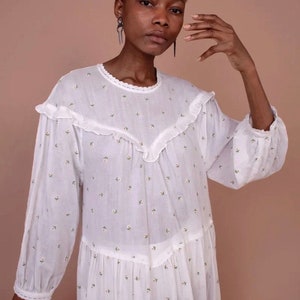 Vintage 1970s Style Meadows Camellia Daisy Embroidered Loose Fitting Prairie Cotton Dress image 2