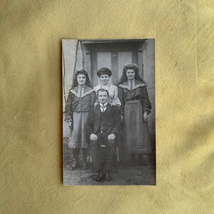 Famille édouardienne victorienne vintage ? Carte postale photo de mode