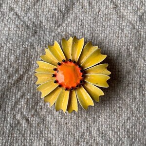 Broche en métal à fleurs jaunes vintage des années 60/70 image 1