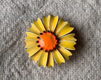 Broche de metal con flor amarilla vintage de los años 60/70