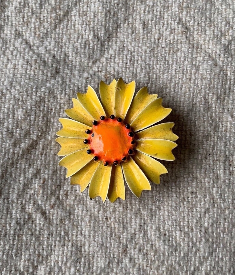 Broche en métal à fleurs jaunes vintage des années 60/70 image 1