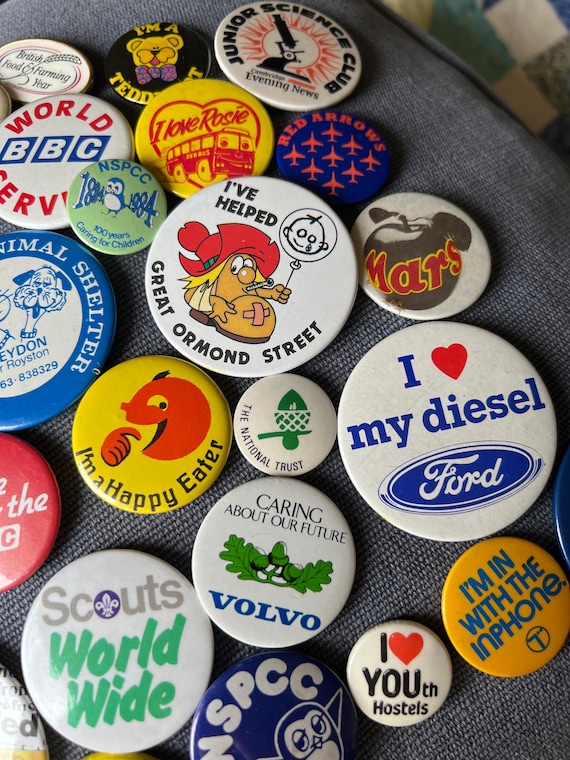 ヴィンテージ旅行ピンバッジ：レトロな70年代～80年代のコレクターズ