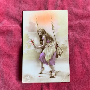 Postal Fotografía en color de mujer eduardiana vintage en un columpio
