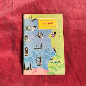 Puede incluir: Un mapa ilustrado vintage de Polonia con el título "Polonia" y "American Geographical Society" impreso en la portada. El mapa presenta varias ciudades y pueblos, incluyendo Varsovia, Cracovia y Krasnystaw. El mapa está rodeado de ilustraciones de personas con vestimenta tradicional polaca.