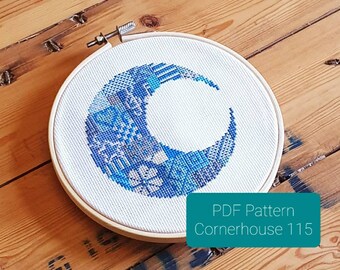 ブルーのパッチワーク・ハーフムーン・クロスステッチ・パターン。DIYクラフト・クロスステッチ・チャートのPDFをすぐにダウンロード。このクラフトテンプレートを使って、自分だけのクロスステッチを作りましょう。