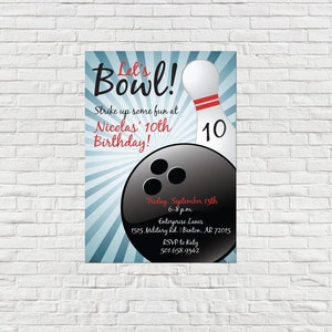 Puede incluir: Una invitación a una fiesta de cumpleaños con temática de bolos con un fondo a rayas azul y blanco. La invitación presenta una bola de bolos y un pin con el texto "Let's Bowl!" y "Strike up some fun at Nicolas' 10th Birthday!" La invitación también incluye la fecha, la hora y la ubicación de la fiesta.