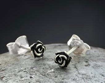 Handgemacht, um solide silberne Rosenohrstecker, kleine Blumenrosettenohrringe, Blumenschmuck zu bestellen