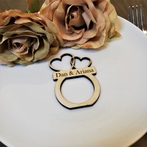 matrimonio personalizzato Tovagliolo anelli set / Accessori tavolo da sposa / segni di legno / decorazioni cuori / tavolino tavolino /arredamento di nozze rustico immagine 3