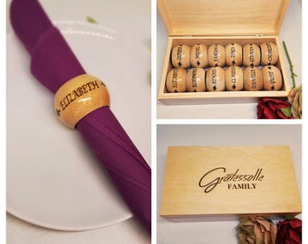 Anelli portatovaglioli in legno personalizzati con scatola/anelli incisi/accessori nuziali/arredamento cucina/regalo di inaugurazione della casa/idea regalo personalizzata