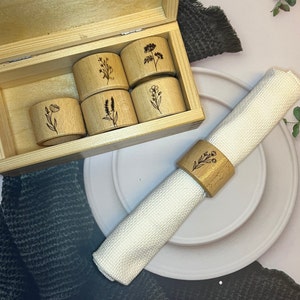 Anelli per tovaglioli in legno con scatola/anelli incisi/accessori da sposa/arredamento della cucina/regalo di inaugurazione della casa/idea regalo/testo o logo personalizzato