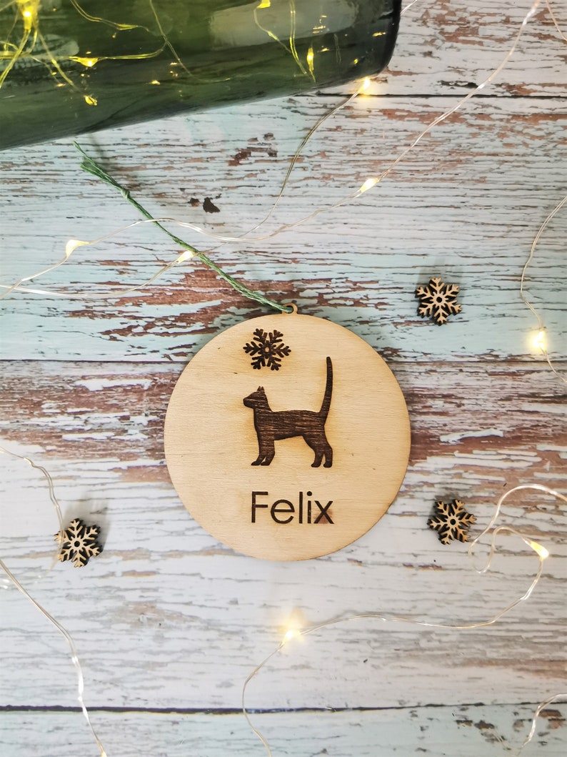 Personalized cat ornament, engraved cat Christmas decoration, laser cut cat silhouette, plywood Christmas tree decoration, gift for cat image 3