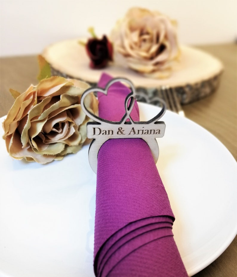 matrimonio personalizzato Tovagliolo anelli set / Accessori tavolo da sposa / segni di legno / decorazioni cuori / tavolino tavolino /arredamento di nozze rustico immagine 6