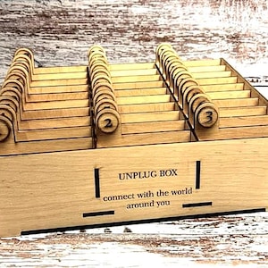 Box ausstecken. Holzständer für 30 Handys, Handy-Organizer für Schule, Veranstaltungen und vieles mehr.