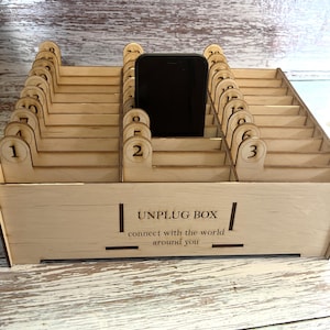 Box ausstecken. Holzständer für 30 Handys, Handy-Organizer für Schule, Veranstaltungen und vieles mehr.