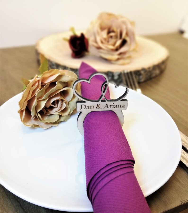 matrimonio personalizzato Tovagliolo anelli set / Accessori tavolo da sposa / segni di legno / decorazioni cuori / tavolino tavolino /arredamento di nozze rustico immagine 7