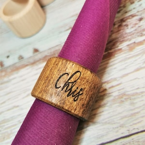 Anelli di tovagliolo in legno incisi personalizzati / accessori da sposa / decorazioni per la casa / decorazioni per la cucina / regalo di inaugurazione della casa / idea regalo personalizzata