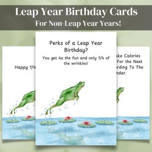 Puede incluir: Tres tarjetas de cumpleaños imprimibles con una rana verde saltando sobre nenúfares. El texto en las tarjetas dice "Happy 1/4", "¿Ventajas de un cumpleaños bisiesto? ¡Obtienes 4 veces más diversión y solo 1/4 de las arrugas!" y "Como calorías para el próximo año según el calendario."