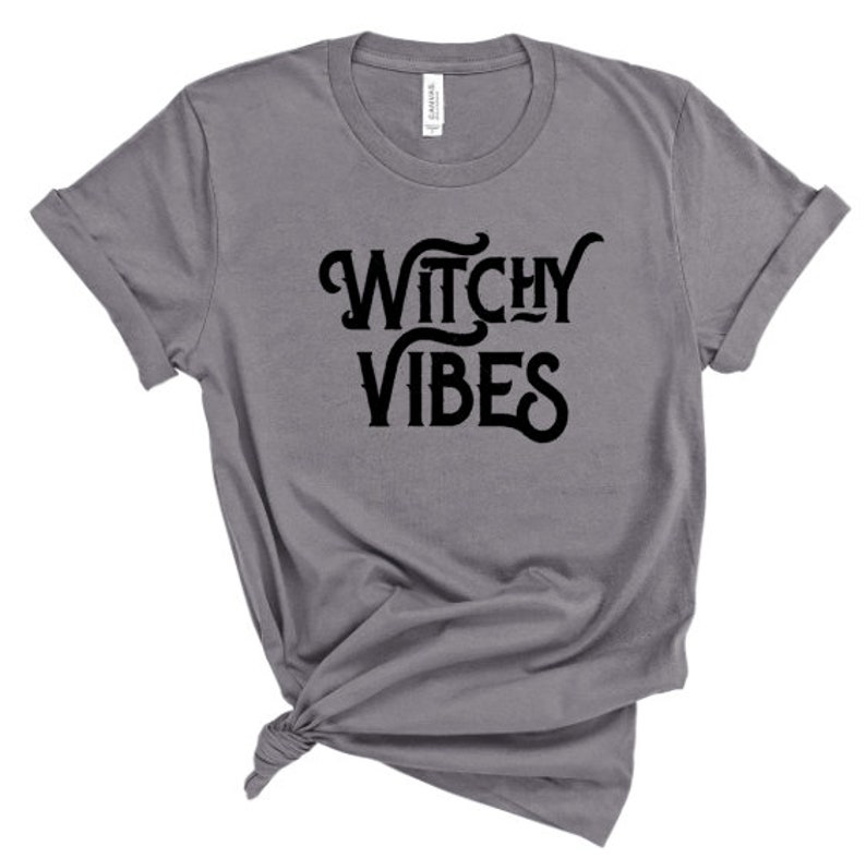 K&ouml;nnte beinhalten: Ein heidefarbenes T-Shirt mit dem Aufdruck "Witchy Vibes" in Schwarz.