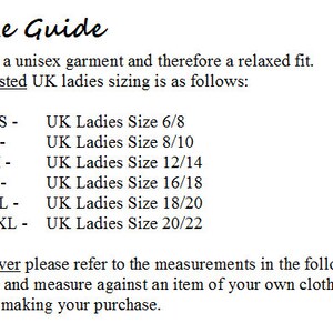 K&ouml;nnte beinhalten: Gr&ouml;&szlig;entabelle f&uuml;r ein Unisex-Kleidungsst&uuml;ck mit vorgeschlagenen UK-Damen-Gr&ouml;&szlig;en. Die Tabelle zeigt die entsprechenden UK-Damen-Gr&ouml;&szlig;en f&uuml;r XS, S, M, L, XL und 2XL.