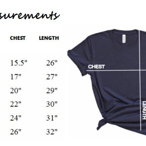 K&ouml;nnte beinhalten: Eine Gr&ouml;&szlig;entabelle f&uuml;r ein T-Shirt, die die Ma&szlig;e in Zoll f&uuml;r Brustumfang und L&auml;nge angibt. Die Tabelle umfasst die Gr&ouml;&szlig;en XS, S, M, L, XL und 2XL.