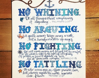 Puede incluir: Un diseño de arte de pared imprimible azul y blanco con un tema náutico. El texto dice "No lloriqueos, no discusiones, no peleas, no chismorreos". Cada palabra está escrita en una fuente grande y en negrita con un esquema de color azul y blanco. El texto está rodeado por un borde de cuerda y un ancla.