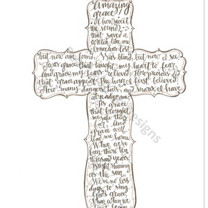 Può includere: Un'illustrazione disegnata a mano di una croce con il testo dell'inno "Amazing Grace" scritto in corsivo. Il testo è in inchiostro marrone su sfondo bianco.