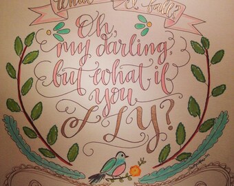 Puede incluir: Cita manuscrita en tinta dorada y rosa sobre un fondo blanco con un borde de hojas verdes. La cita dice "What if I fall? Oh, my darling, but what if you fly?" Un pájaro azul con el pecho rosa está posado en una rama con una flor amarilla.