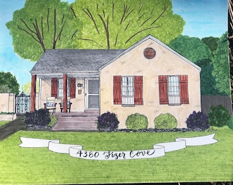 Puede incluir: Una pintura de acuarela de una casa beige con contraventanas rojas y una pancarta blanca que dice "4380 Fizer Cove". La casa tiene un porche con dos sillas y un pequeño árbol en frente.