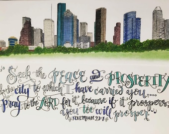 Puede incluir: Caligrafía a mano de un versículo bíblico, "Busquen la paz y la prosperidad de la ciudad a la que los he llevado... Oren al Señor por ella, porque si prospera, ustedes también prosperarán." Jeremías 29:7. El versículo está sobre un fondo de paisaje urbano con edificios altos, incluyendo rascacielos.