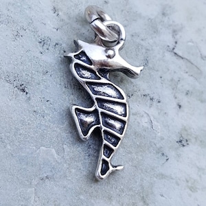 Silver seahorse charm, silver seahorse pendant, sealife ocean beach charms pendants jewelry, small antique silver seahorse, christmas gifts