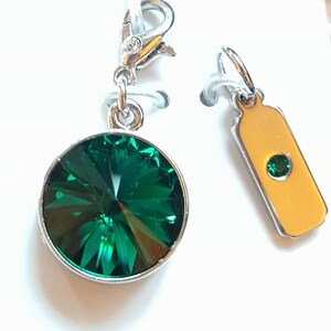 Pode incluir: Dois pingentes de prata. Um pingente apresenta um grande cristal verde redondo. O outro pingente &eacute; uma pequena etiqueta retangular com um cristal verde menor.