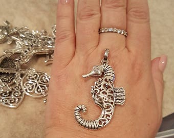 Avalaya Spilla Con Cavalluccio Marino E Cristalli - Gioiello Moda In Metallo Rodiato, Tema Marino