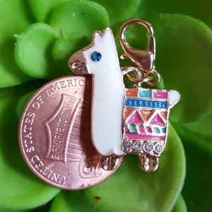 Dije de llama brillante con cristales, dije de llama con clip, pequeña llama colorida, colgante de llama esmaltado, lindo regalo de joyería de llama para Navidad
