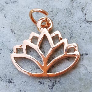 Dije de flor de loto de oro rosa, dije de yoga, colgante de loto de oro para pulseras, collares y pendientes, dije de loto de oro rosa, regalos de Navidad