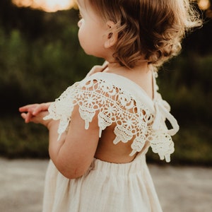 Boho Spitze Blumen Mädchen Kleider, Baby Geschenk, Leinen Mädchen Kleider, Boho Strand Hochzeit BabyKleider