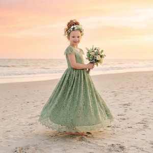 Salbei grünes Blumenmädchen-Kleid aus Spitze, Boho Tüll Brautkleid für Mädchen, Strandkleid für Junior-Brautjungfer Bild 1