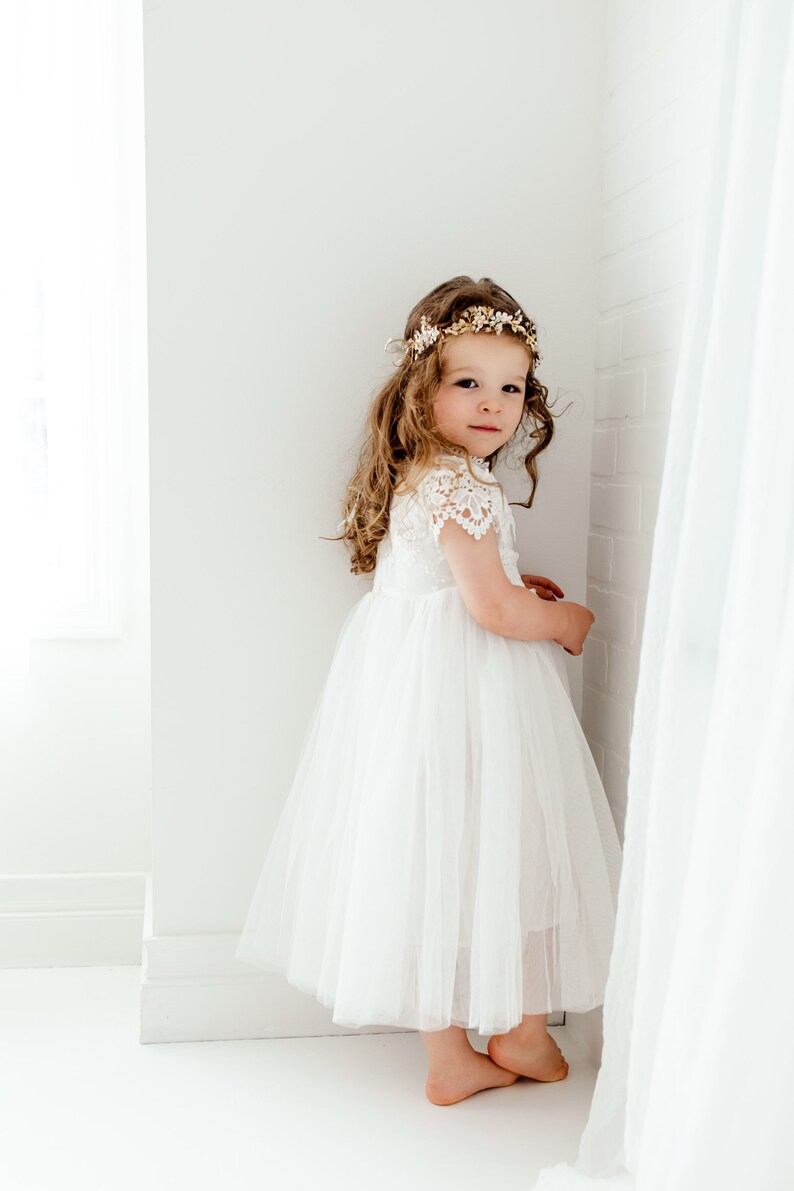 Witte gehaakte kanten bloemenmeisjesjurk, boho tule strandtrouwjurk voor meisjes, outfit peuter prinses junior bruidsmeisje afbeelding 5