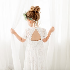 Boho witte kanten bloemenmeisjesjurk voor peuters, rustieke trouwjurk, boho junior bruidsmeisjesjurk afbeelding 11