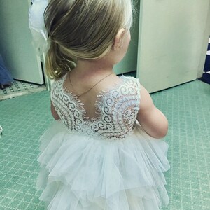 Weiße Spitze Kleinkind Blumenmädchen Kleid, Säugling Tüll Brautkleid, Boho Strand-Prinzessin Outfit Bild 9