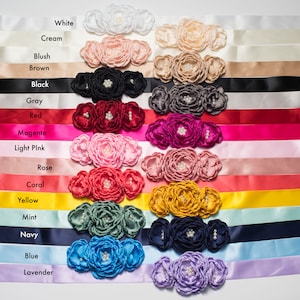 Puede incluir: Un conjunto de 16 cintas de raso con adornos florales en varios colores, incluyendo blanco, crema, rubor, marr&oacute;n, negro, gris, rojo, magenta, rosa claro, rosa, coral, amarillo, menta, azul marino, azul y lavanda.