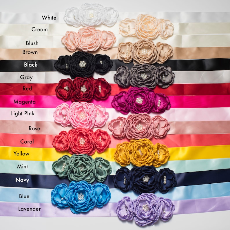 Puede incluir: Un conjunto de 16 cintas de raso con adornos florales en varios colores, incluyendo blanco, crema, rubor, marr&oacute;n, negro, gris, rojo, magenta, rosa claro, rosa, coral, amarillo, menta, azul marino, azul y lavanda.