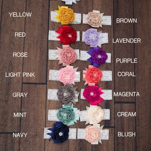 Puede incluir: Un conjunto de 14 diademas de encaje blanco con flores de tela de diferentes colores. Los colores incluyen blanco, amarillo, rojo, rosa, rosa claro, gris, menta, azul marino, marr&oacute;n, lavanda, morado, coral, magenta, crema y rubor.