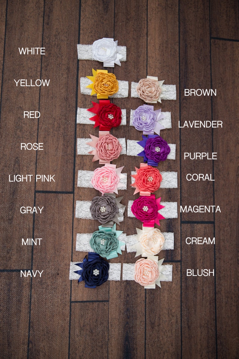 Puede incluir: Un conjunto de 14 diademas de encaje blanco con flores de tela de diferentes colores. Los colores incluyen blanco, amarillo, rojo, rosa, rosa claro, gris, menta, azul marino, marr&oacute;n, lavanda, morado, coral, magenta, crema y rubor.