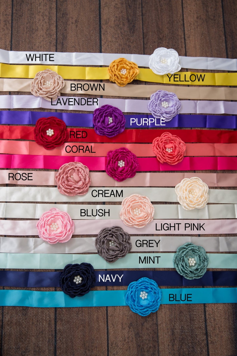 Peut inclure: Un ensemble de 14 rubans en satin avec des fleurs en tissu assorties dans diff&eacute;rentes couleurs, notamment blanc, marron, lavande, violet, rouge, corail, rose, cr&egrave;me, blush, rose p&acirc;le, gris, menthe, marine et bleu.