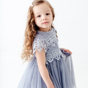 Staubiges blaues Blumenmädchenkleid, rustikales rauchblaues Tüll-Hochzeitskleid für Mädchen, willst du mein Blumenmädchen-Geschenk sein, stahlblaues Outfit Bild 10