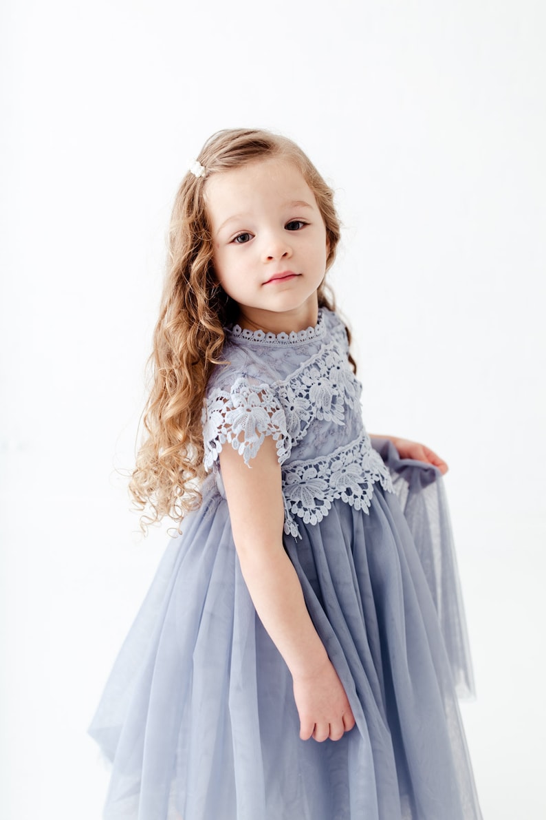 Staubiges blaues Blumenmädchenkleid, rustikales rauchblaues Tüll-Hochzeitskleid für Mädchen, willst du mein Blumenmädchen-Geschenk sein, stahlblaues Outfit Bild 10